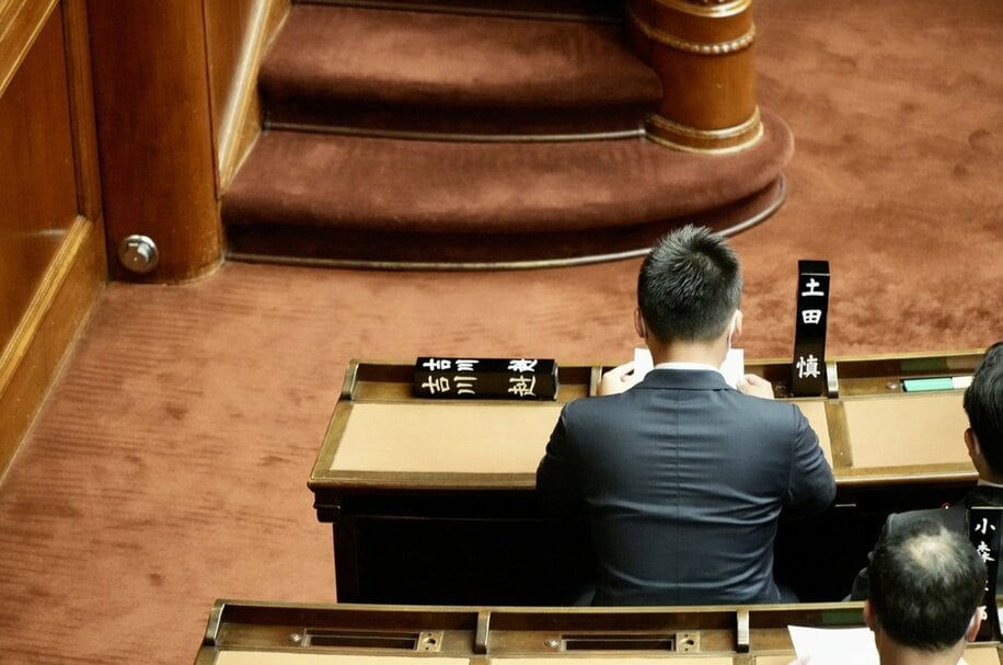  週刊誌の報道後、吉川氏は国会を「トンズラ」した…（東スポWeb）