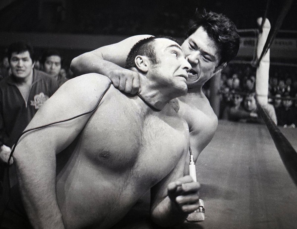 マイクコードでストンパー（手前）の首を絞める猪木（１９７１年２月、大田区体育館）