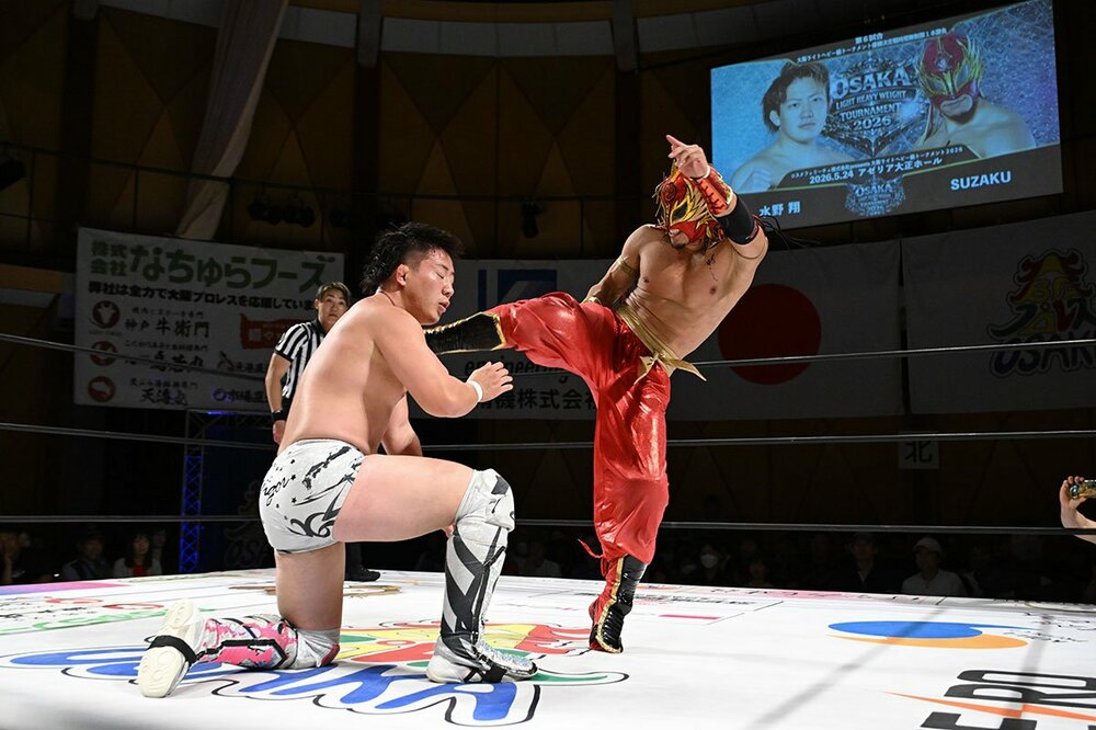 水野にキックを浴びせるSUZAKU(提供写真)