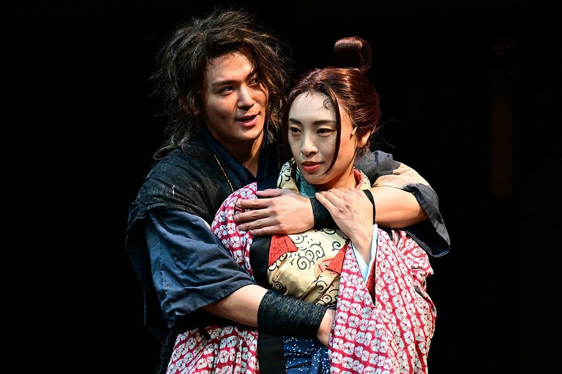 ゲネプロで熱演する太郎役の小瀧望(左)と、お京役の音月桂