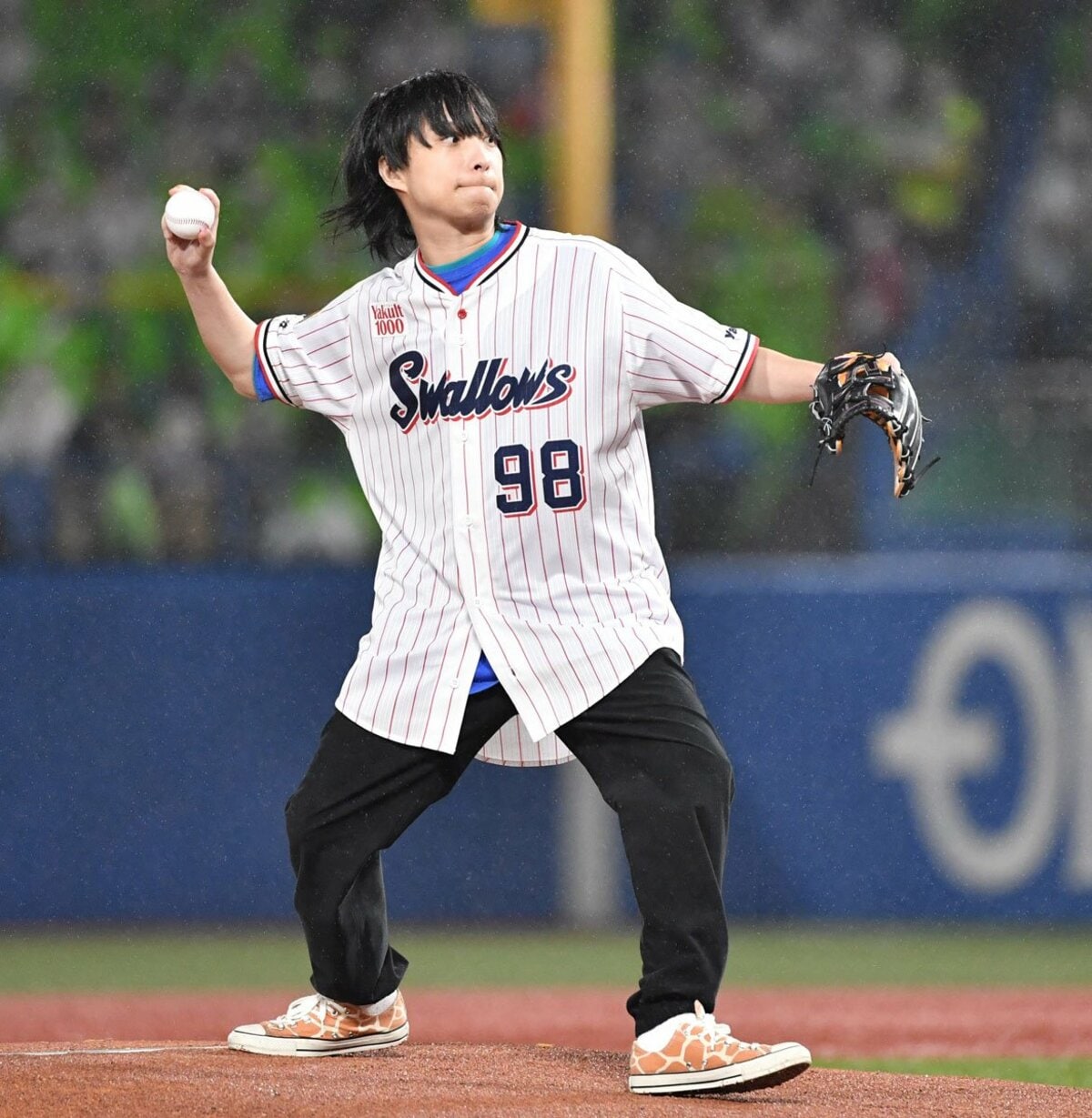写真：クリープハイプ・尾崎世界観がヤクルト戦で7年ぶり始球式「50