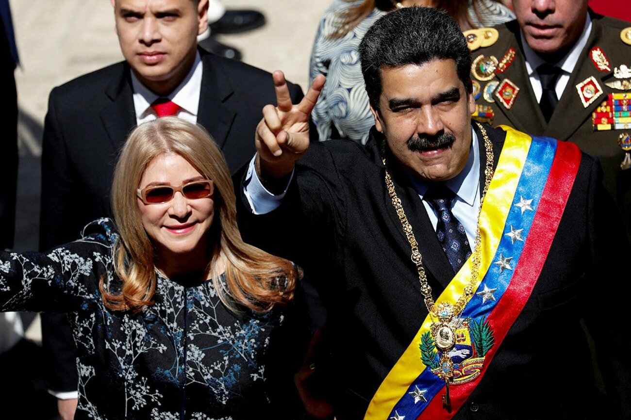 米側に拘束されたとされるニコラス・マドゥロ大統領(右)とシリア・フローレス夫人（ロイター）