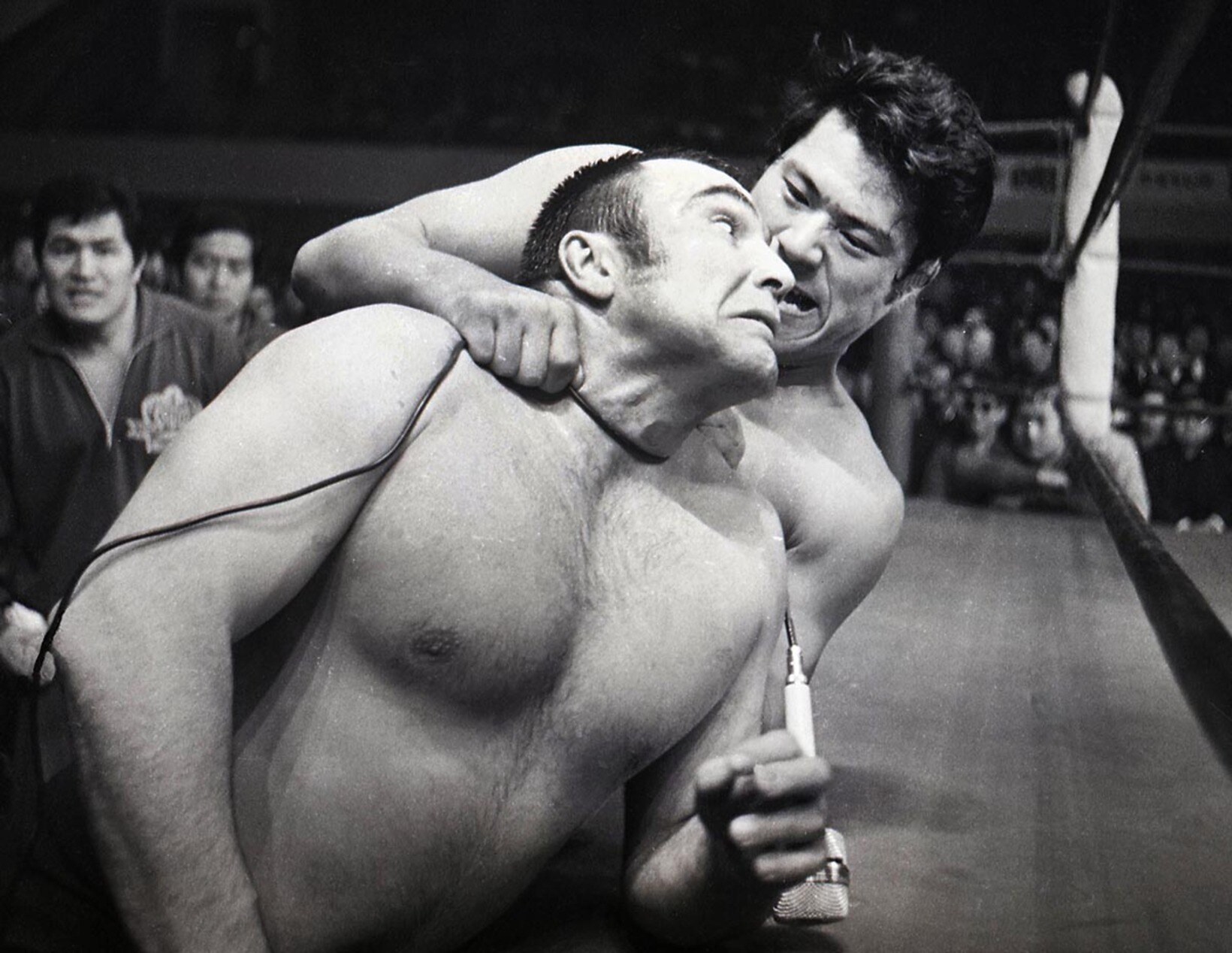 マイクコードでストンパー（手前）の首を絞める猪木（１９７１年２月、大田区体育館）