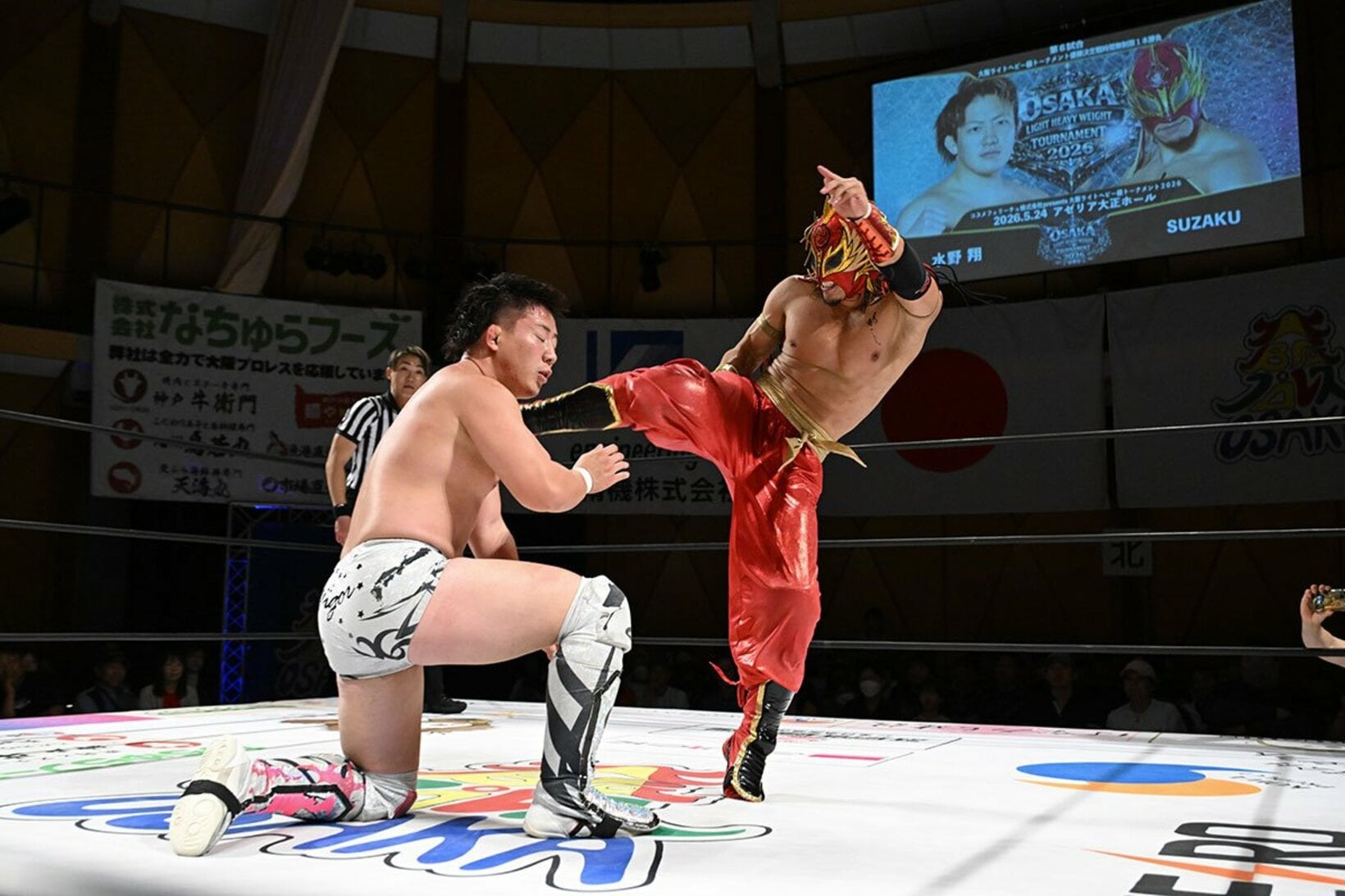 水野にキックを浴びせるSUZAKU（提供写真）