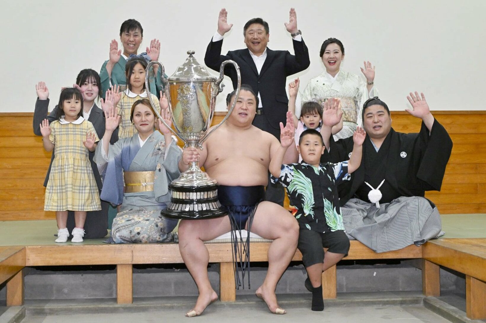 支度部屋で家族と記念撮影を行った若隆景（代表撮影）