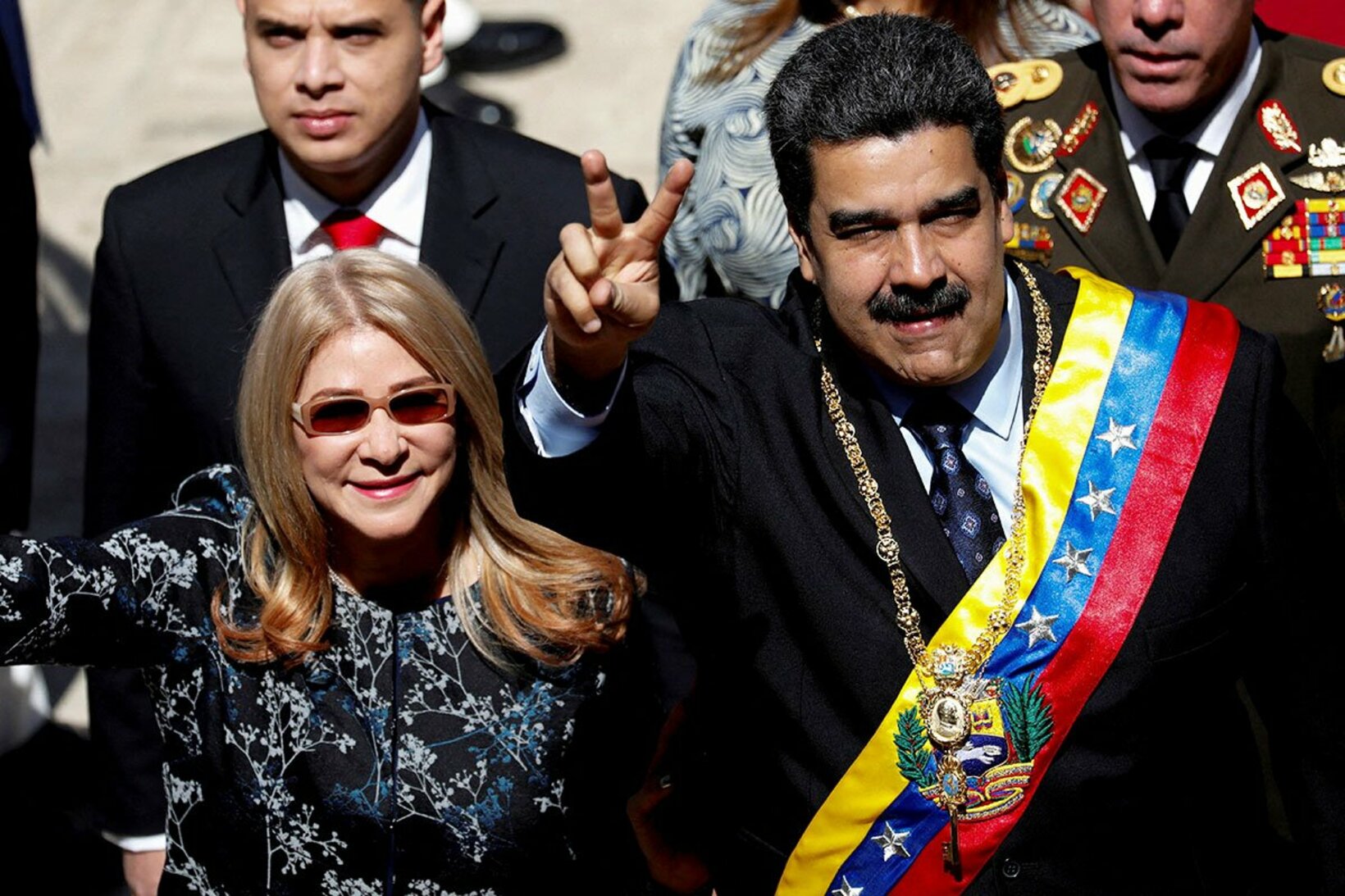 米側に拘束されたとされるニコラス・マドゥロ大統領(右)とシリア・フローレス夫人（ロイター）