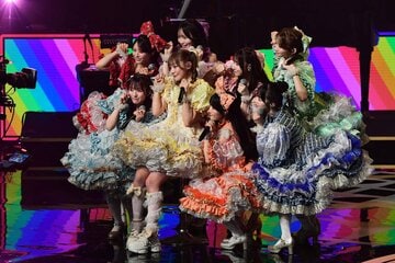 澤里紗（中）が骨折した状態でパフォーマンスを行った