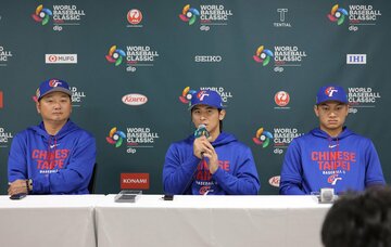 会見に臨んだ台湾代表の（左から）曽豪駒監督、陳傑憲、徐若熙（読売新聞社提供）