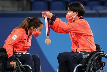  東京パラリンピックの車いすテニス女子ダブルスで、銅メダルに輝いた上地結衣(左)と大谷桃子（ロイター）