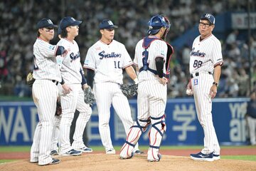 後半戦の初戦を惜しくも落としてしまったヤクルト・池山監督(右)