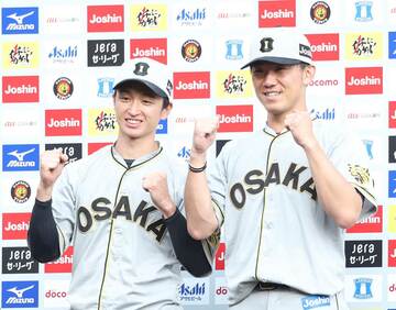 ヒーローインタビューを受けた阪神・近本光司（左）と伊藤将司（東スポＷｅｂ）