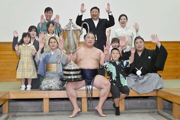 支度部屋で家族と記念撮影を行った若隆景（代表撮影）
