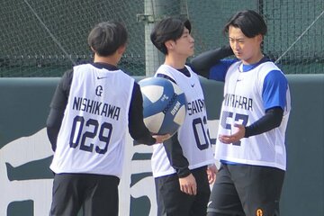 同期の新人と一緒に自主トレを行う巨人・宮原（右）