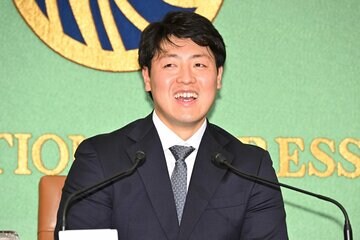 会見を行った岡本和真