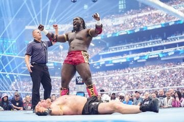 オバ・フェミ（上）はわずか５分足らずでブロック・レスナーをKO（©WWE）