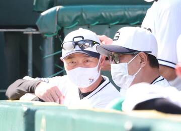  桑田コーチ（左）と原監督（東スポＷｅｂ）