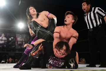 越境タッグとは思えぬ好連携を見せた藤田晃生(手前上)と正田壮史