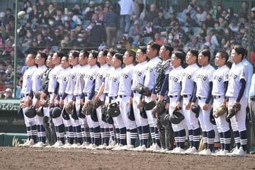 勝利し校歌斉唱する中京大中京ナイン