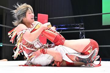 Ｓａｒｅｅｅ（右）から３カウントを奪う彩羽匠