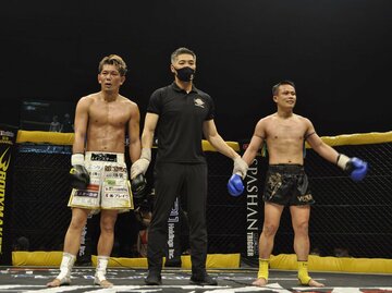  ダウサコン（右）に判定負けし呆然の皇治（東スポWeb）