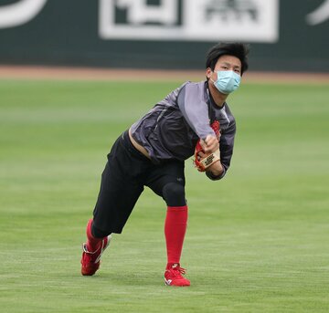  マスクをつけて練習する広島・栗林（球団提供）