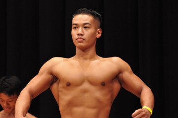 ポーズを決める作田慎太郎