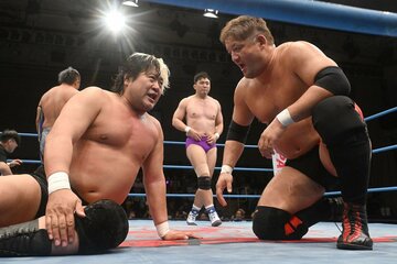 元相棒・諏訪魔(左)の20周年記念試合に、土壇場で参戦した石川修司