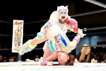 スターライト・キッドにストレッチマフラーで攻められるフワちゃん