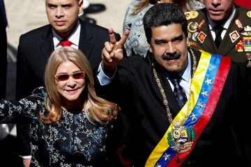 米側に拘束されたとされるニコラス・マドゥロ大統領(右)とシリア・フローレス夫人（ロイター）