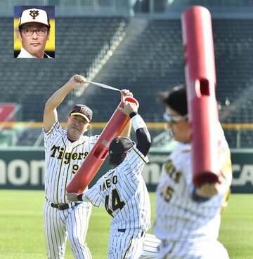  阪神・井上新ヘッド(左)は秋季練習でナインと一緒にトレーニング(顔写真は巨人・元木ヘッド)