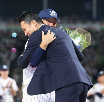 楽天・田中将(手前)と抱き合うヤクルト・嶋