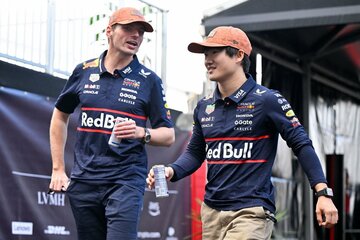 今季からレッドブルでチームをともにしている角田裕毅(右)とフェルスタッペン（ロイター）