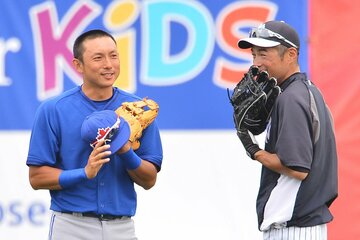 師弟関係でもあり、兄弟のようでもあったイチロー（右）と川崎