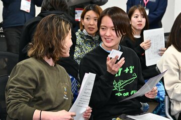 エンジン抽選で29号機を引き当て、平高奈菜(左)と談笑する渡辺優美