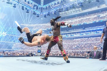 あのブロック・レスナー(左)をパワーで圧倒したオバ・フェミ（©WWE）