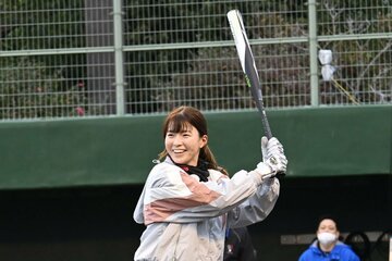 トスバッティングのためバットを構える渋野日向子