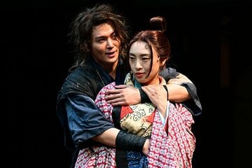 ゲネプロで熱演する太郎役の小瀧望(左)と、お京役の音月桂