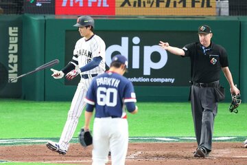 申告敬遠で一塁に向かう侍ジャパン・大谷翔平(左奥)