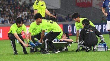 担架で運ばれ交代するＭＦ熊坂光希