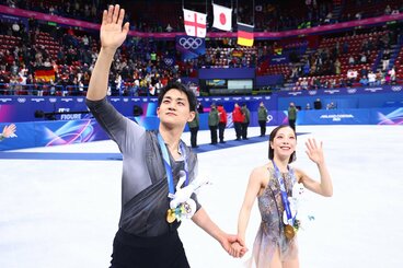 金メダルを獲得した木原龍一（左）と三浦璃来