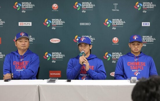 会見に臨んだ台湾代表の(左から)曽豪駒監督、陳傑憲、徐若熙(読売新聞社提供)