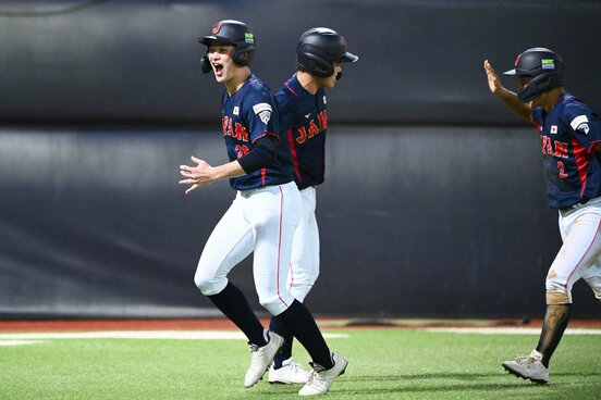 ４回、逆転のホームを踏んだ慶応・丸田湊斗(左)