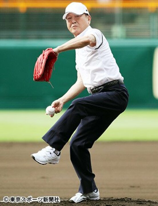  始球式を務めた板東英二