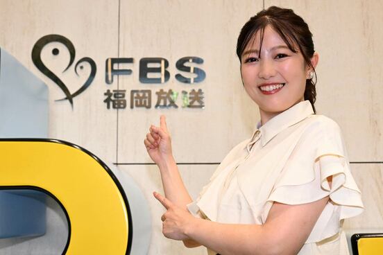福岡放送のロゴを指さす川﨑優