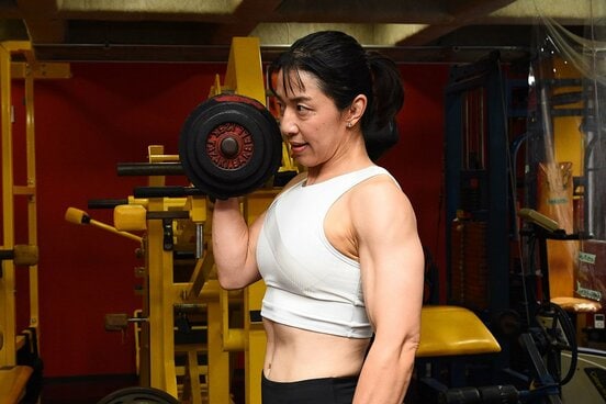 ダンベルでトレーニングする浜口京子（２０２２年）