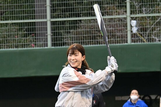 トスバッティングのためバットを構える渋野日向子