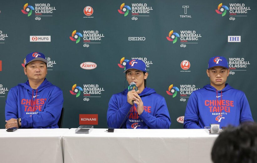 会見に臨んだ台湾代表の（左から）曽豪駒監督、陳傑憲、徐若熙（読売新聞社提供）