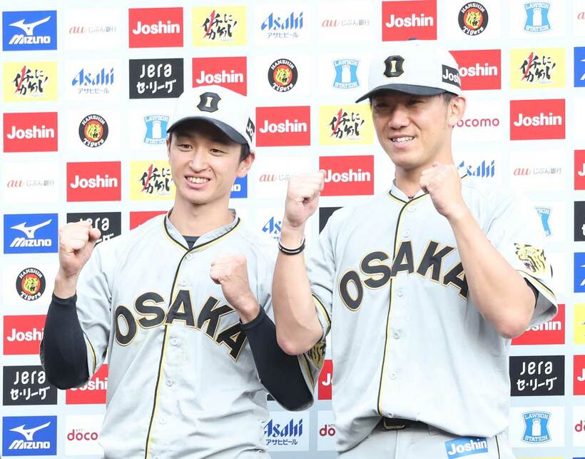  ヒーローインタビューを受けた阪神・近本光司（左）と伊藤将司（東スポＷｅｂ）