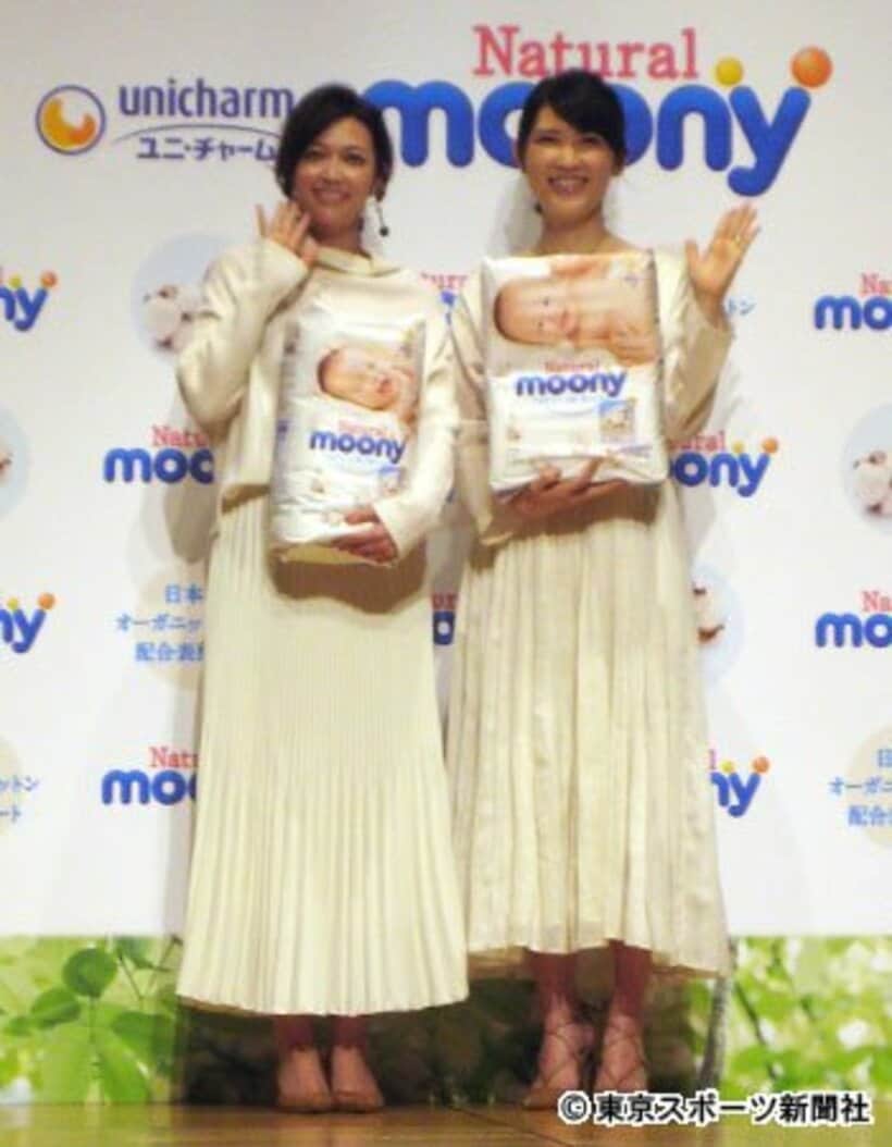 辺見えみり（左）と友利新