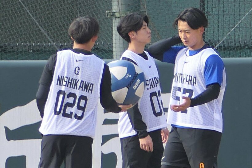 同期の新人と一緒に自主トレを行う巨人・宮原（右）